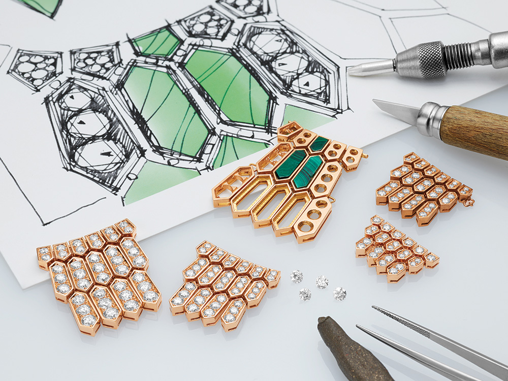 Hexagonal motif of the Bulgari Serpenti Inspirations bracelet